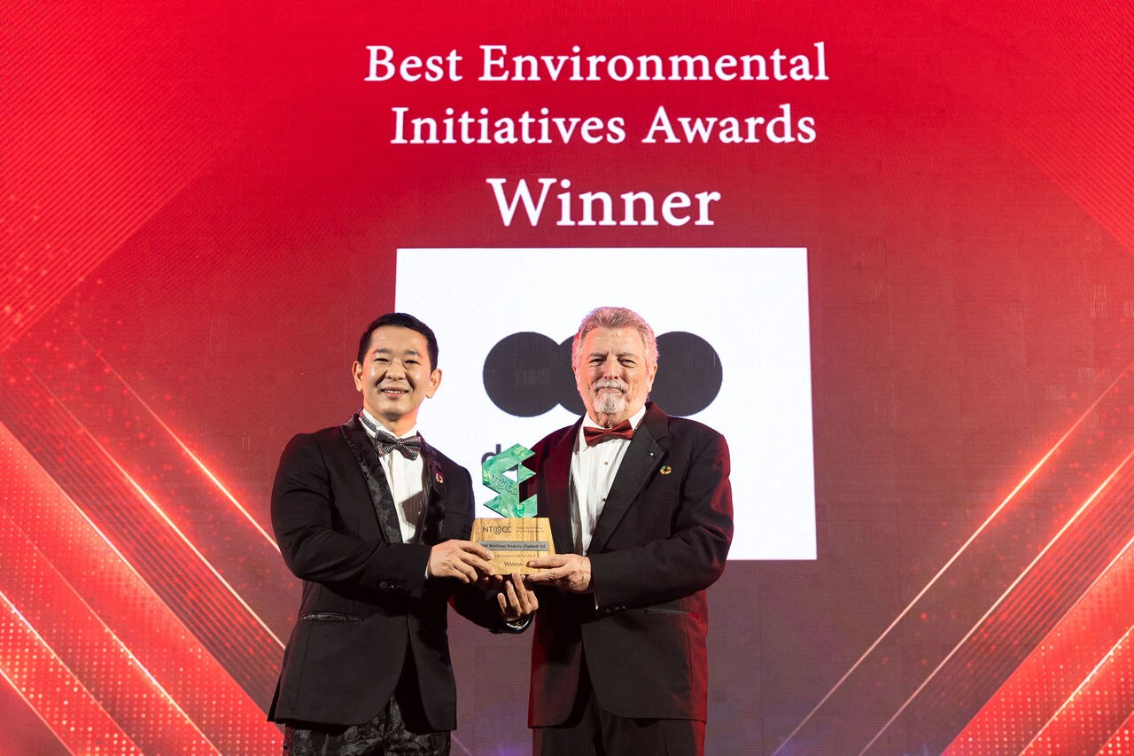 Dr. Mongkol Kaewsutas receiving on behalf of dsm-firmenich the “Best Environmental Initiatives Award”