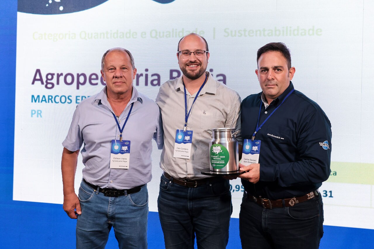 Carlos Saviani, Global Sustainability Director ANH, delivering the sustainability award to Agropecuária Régia, ranked 1st in Sustainability for the category “Quantity and Quality”   