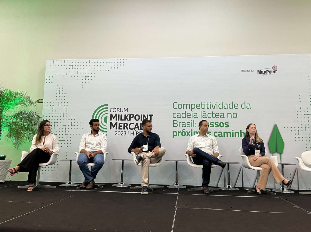 Far left: Fernanda Marcantonatos Nogueira, Sustainability Business Development Senior Manager, Ruminants for Latin America at dsm-firmenich, addressing the Panel at the 14º Fórum MilkPoint Mercado, 16 March, 2023, Brazil.