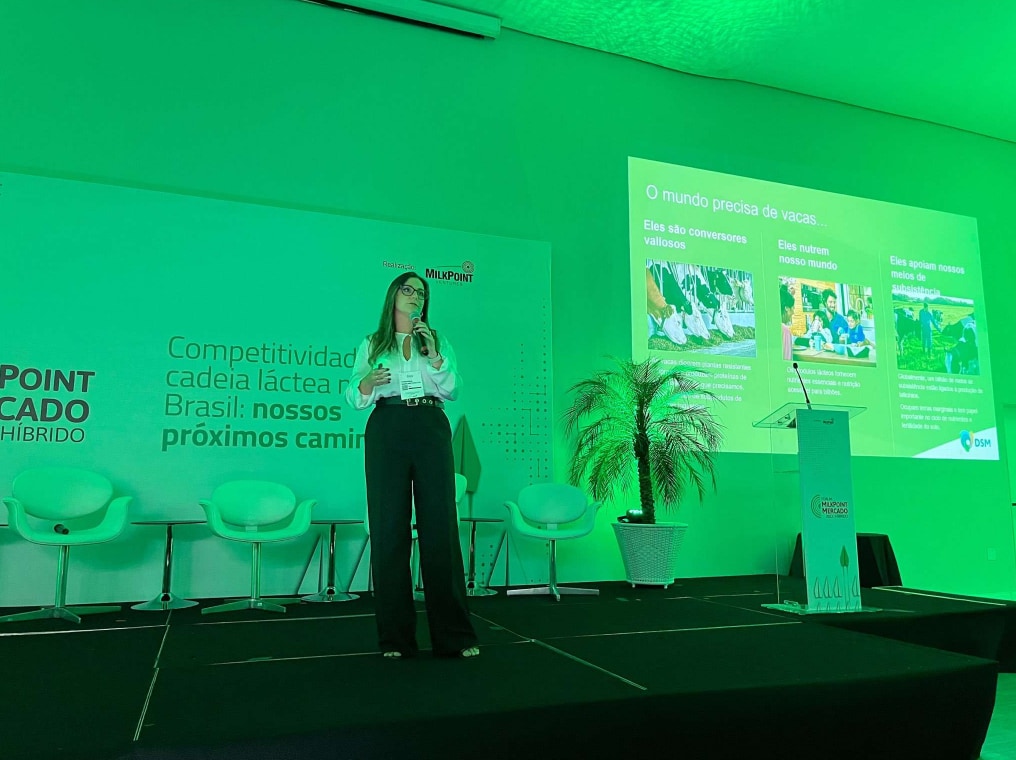 Fernanda Marcantonatos Nogueira, Sustainability Business Development Senior Manager, Ruminants for Latin America at dsm-firmenich, addressing the Panel at the 14º Fórum MilkPoint Mercado, 16 March, 2023, Brazil.