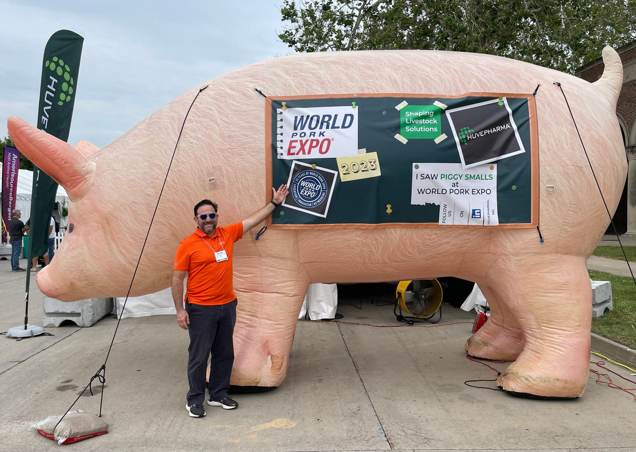 Carlos Saviani meeting Piggy Smalls at Work Pork Expo