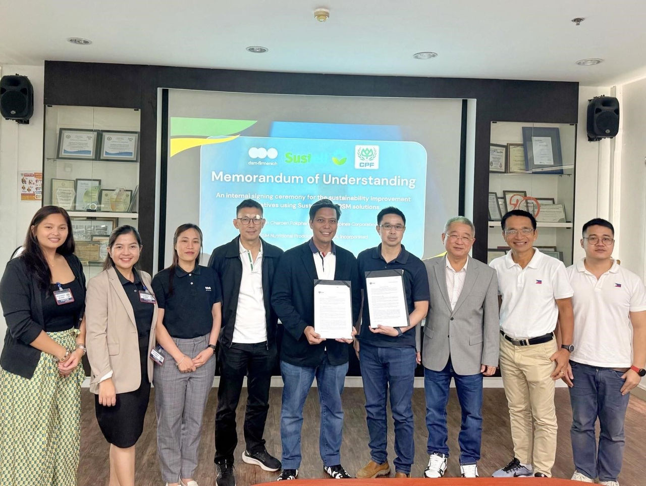 dsm-firmenich and Charoen Pokphand Foods (CPF) Philippines sign memorandum of understanding on Sustell™ to measure & improve the environmental sustainability of animal farming. Pictured (LtR): Pamela Canlas, Technical Manager at dsm-firmenich, Micah Grace Juano, Account Manger at dsm-firmenich, Sheila Calayag, Business Manager at dsm-firmenich, Mr. Nattakorn Sujipittham, Chief Operating Officer at CPF  Philippines, Elbert Platon, Marketing Manager at dsm-firmenich, Mr. Santi Udompoka, AVP - Feed Technology & Quality Control Office at CPF  Philippines, Mr. Sakol Cheewakoset, Chairman and President at CPF  Philippines, Winai Malikrue,  Assistant Vice President Human Resources and General Affairs Department at CPF  Philippines, Dr. Surasak Kaewbubpa, AVP - Animal Health & Technical Service Office at CPF  Philippines.